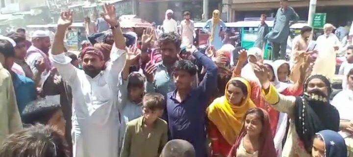 Ahmadpur East. Hundreds of citizens protest in front of DSP Circle Ahmadpur Sharqiyah office against Dhorkot police station.
