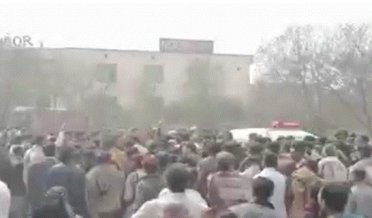 دو بھائیوں فہد اور احد کا قتل لوحقین کا چوک کوٹلی لوہاراں میں نعش رکھ کر اختجاج کر رہی ہے