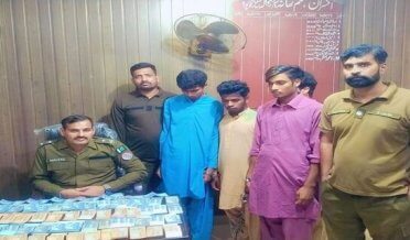 فیروز والہ پولیس نے کاروائی کرتے ہوئے موٹر سائیکل چور گینگ کو گرفتار کر کے لاکھوں روپے مالیت کی موٹر سائیکلیں اور لاکھوں روپے نقدی برآمد