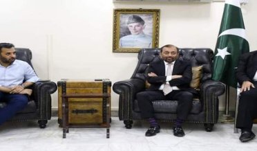 ایم کیو ایم پاکستان کے مرکزی الیکشن آفس میں ہندو برادری پر مشتمل وکلاء کے وفد کی سینئر ڈپٹی کنوینرز سید مصطفی کمال،فاروق ستار و دیگر سے ملاقات