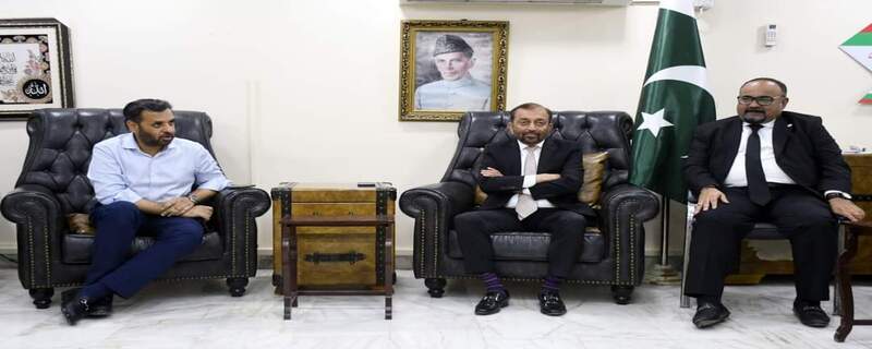 ایم کیو ایم پاکستان کے مرکزی الیکشن آفس میں ہندو برادری پر مشتمل وکلاء کے وفد کی سینئر ڈپٹی کنوینرز سید مصطفی کمال،فاروق ستار و دیگر سے ملاقات