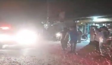 سابق وزیراعظم پاکستان عمران خان کو اٹک سے اڈیالہ جیل منتقل کرنے کے دوران ویڈیو سوشل میڈیا پر وائرل، کارکنوں کی جانب سے گل پاشی