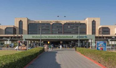 پروفیشنل جیب کترےجناح انٹرنیشنل ایئرپورٹ ایئرپورٹ کی حدود میں دھندنانے پھرتے ہیں.