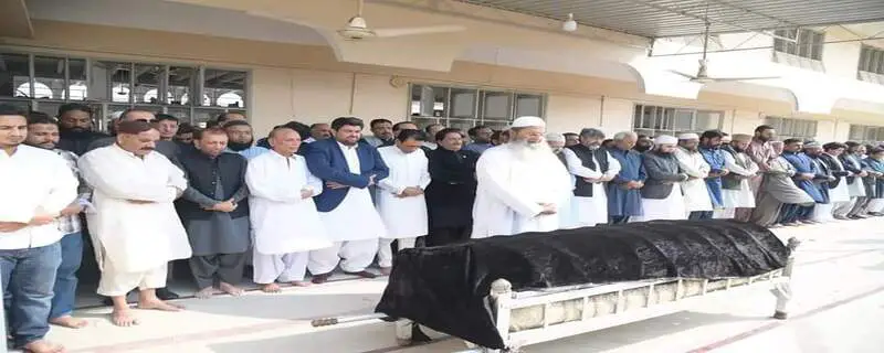 کنوینر ایم کیو ایم ڈاکٹر خالد مقبول صدیقی کی والدہ کو آہوں اور سسکیوں میں سپرد خاک کر دیا گیا