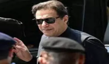 بی سی سی آئی نے درخواست کی ہے کہ وہ 1992ء ٹیم کے کپتان عمران خان کا خصوصی تحفہ (بلیزر) لیں.عمران خان جیل میں قید ہونے کی وجہ سے شرکت نہیں کرسکے گے۔