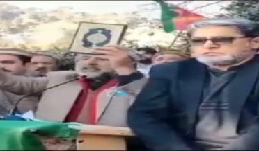پاکستان تحریک انصاف کے امیدواروں نے قرآن پاک پر انتخابات میں کامیابی کے بعد عمران خان کے ساتھ وفادار رہنے کا حلف اٹھا لیا۔