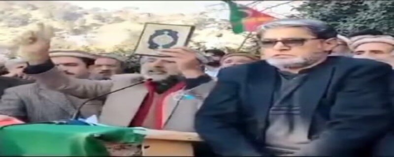 پاکستان تحریک انصاف کے امیدواروں نے قرآن پاک پر انتخابات میں کامیابی کے بعد عمران خان کے ساتھ وفادار رہنے کا حلف اٹھا لیا۔