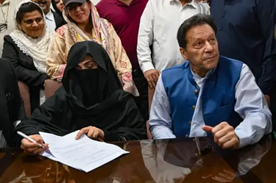سابق وزیراعظم پاکستان عمران خان اور بشریٰ بی بی کے وکلا کو آخری موقع دیا جاتا ہے.احتساب عدالت