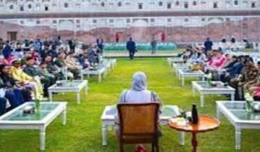 وزیراعلیٰ پنجاب کی 16ممالک کے ڈیفنس ا تاشی سے ملاقات، شاہی قلعہ کے تاریخی مقامات کی سیاحت بھی کرائی گئی