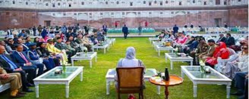 وزیراعلیٰ پنجاب کی 16ممالک کے ڈیفنس ا تاشی سے ملاقات، شاہی قلعہ کے تاریخی مقامات کی سیاحت بھی کرائی گئی
