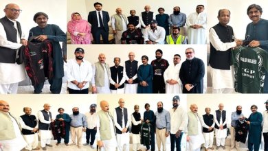 پاکستانی کرکٹ ٹیم کے سابق کپتان اور لیجنڈری کرکٹر جاوید میانداد نے سعودی عرب میں پاکستانی سفیر احمد فاروق سمیت دیگر افراد سے ملاقات کی ہے