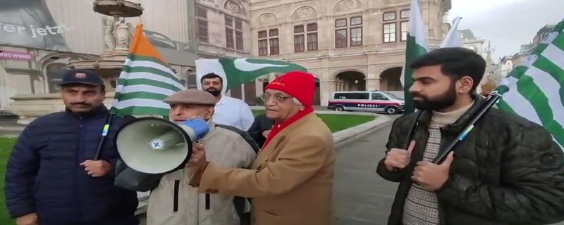 ویانا میں بھارتی سفارتخانے کے سامنے کشمیر فریڈم فرنٹ آسٹریا کا یومِ سیاہ پر احتجاج