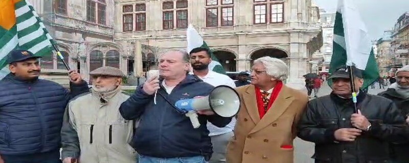 ویانا میں بھارتی سفارتخانے کے سامنے کشمیر فریڈم فرنٹ آسٹریا کا یومِ سیاہ پر احتجاج